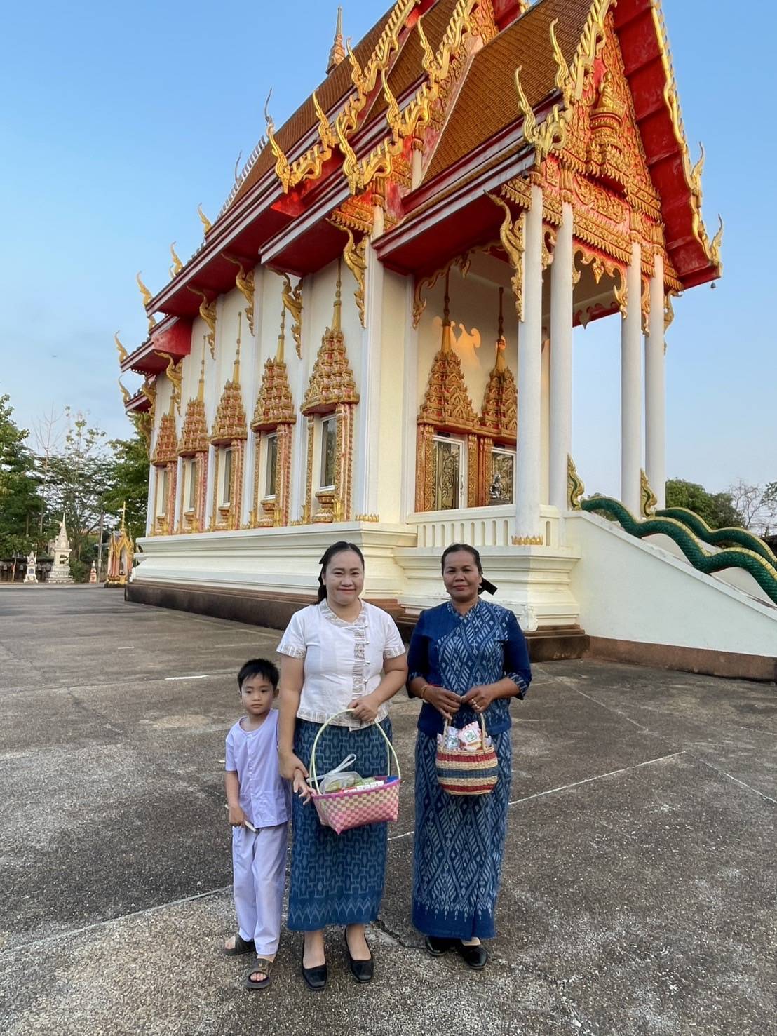 พช.วานรนิวาสร่วมกิจกรรม  “คนวานรสุขใจ แต่งผ้าไทย ใส่บาตรทุกวันพระ”