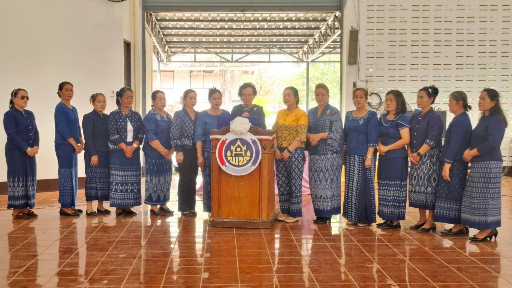 สพอ.วานรนิวาส : โครงการฝึกอบรมอาชีพการทำดอกไม้จันทน์และเข็มกลัดโบว์ริบบิ้น (กพสอ.วานรนิวาส)